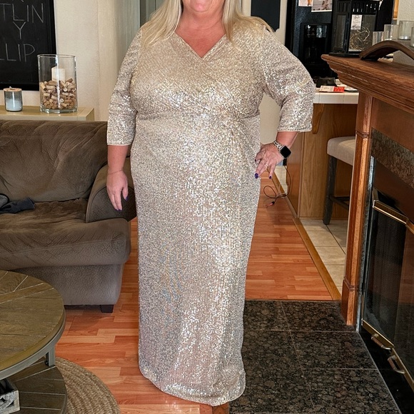 NWT Alex Evenings Floor Length Champagne Sequin Gown with Knot Waist Detail. 24W - Picture 3 of 3